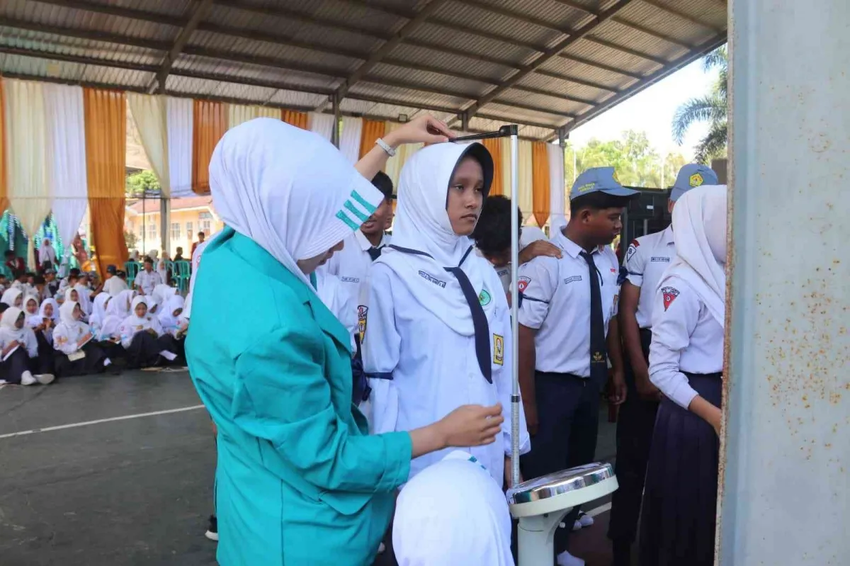 Mahasiswa KKN Gelar Skrining Kesehatan saat MPLS di SMAS Bima Ambulu untuk Deteksi Dini Status Gizi Remaja