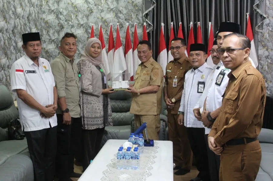 Bupati Rohil Terima Zakat Mal Rp500 Juta dari RS Awal Bros, Dorong Dunia Usaha Berkontribusi
