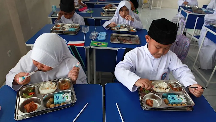 Prabowo Nilai Program Makan Bergizi Gratis Perkuat Ekonomi Akar Rumput di Tengah Krisis Global