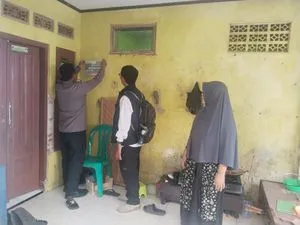 Polres Majalengka Kawal Pemasangan Stiker Penerima Bansos di Kelurahan Babakan Jawa