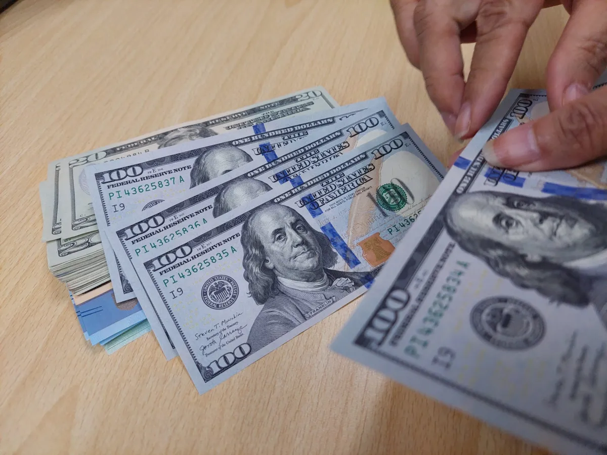 Rupiah Ditutup Melemah ke Rp17.015 per Dolar AS, Indeks Dolar Turun di Pasar Eropa
