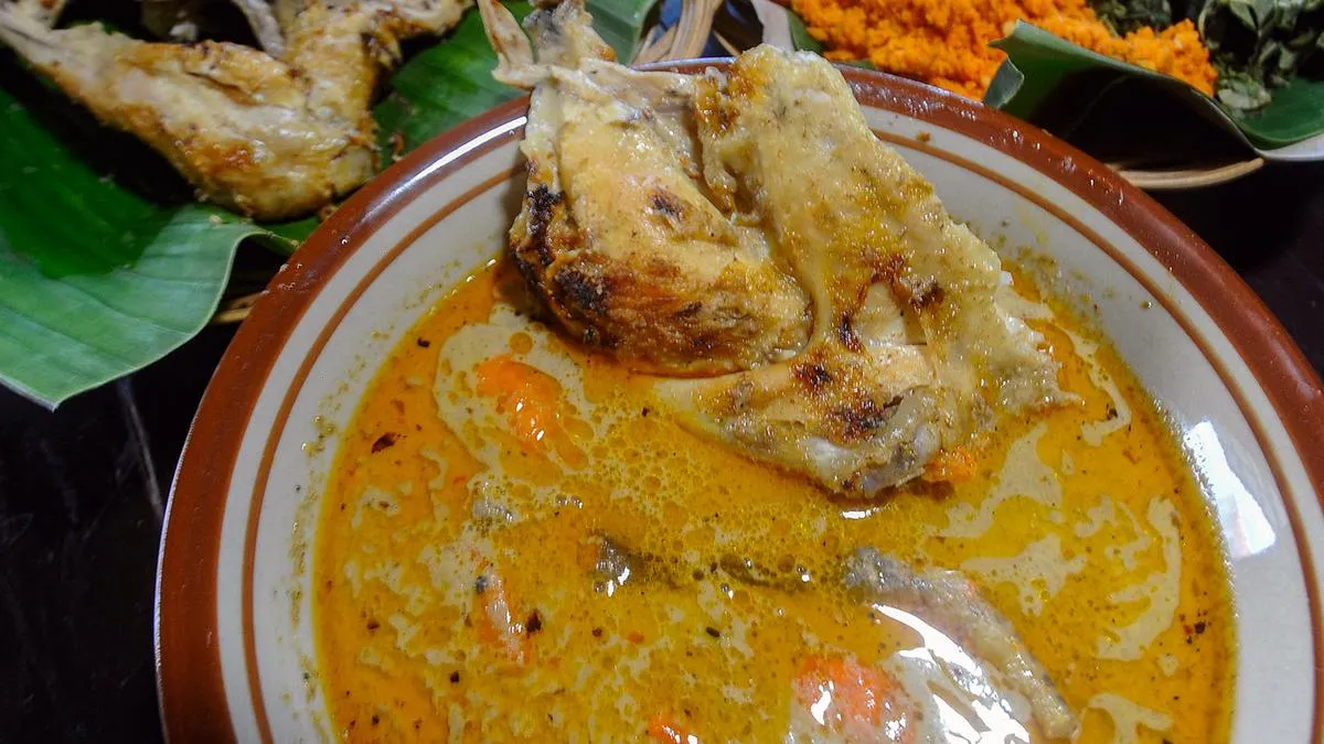 Daun Pepaya Jadi Cara Alami Mengempukkan Ayam Kampung Tanpa Presto atau Ungkep