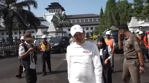 Dedi Mulyadi Soroti Tata Ruang dan Kebersihan di Sekitar Gedung Sate Saat Pantau Revitalisasi