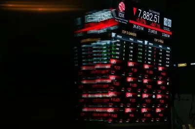 IHSG Ditutup Turun 1,62% ke 7.585,69 pada Jumat, Mayoritas Saham Melemah