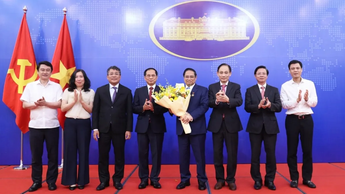 Menlu Le Hoai Trung serahkan medali peringatan diplomasi kepada PM Pham Minh Chinh