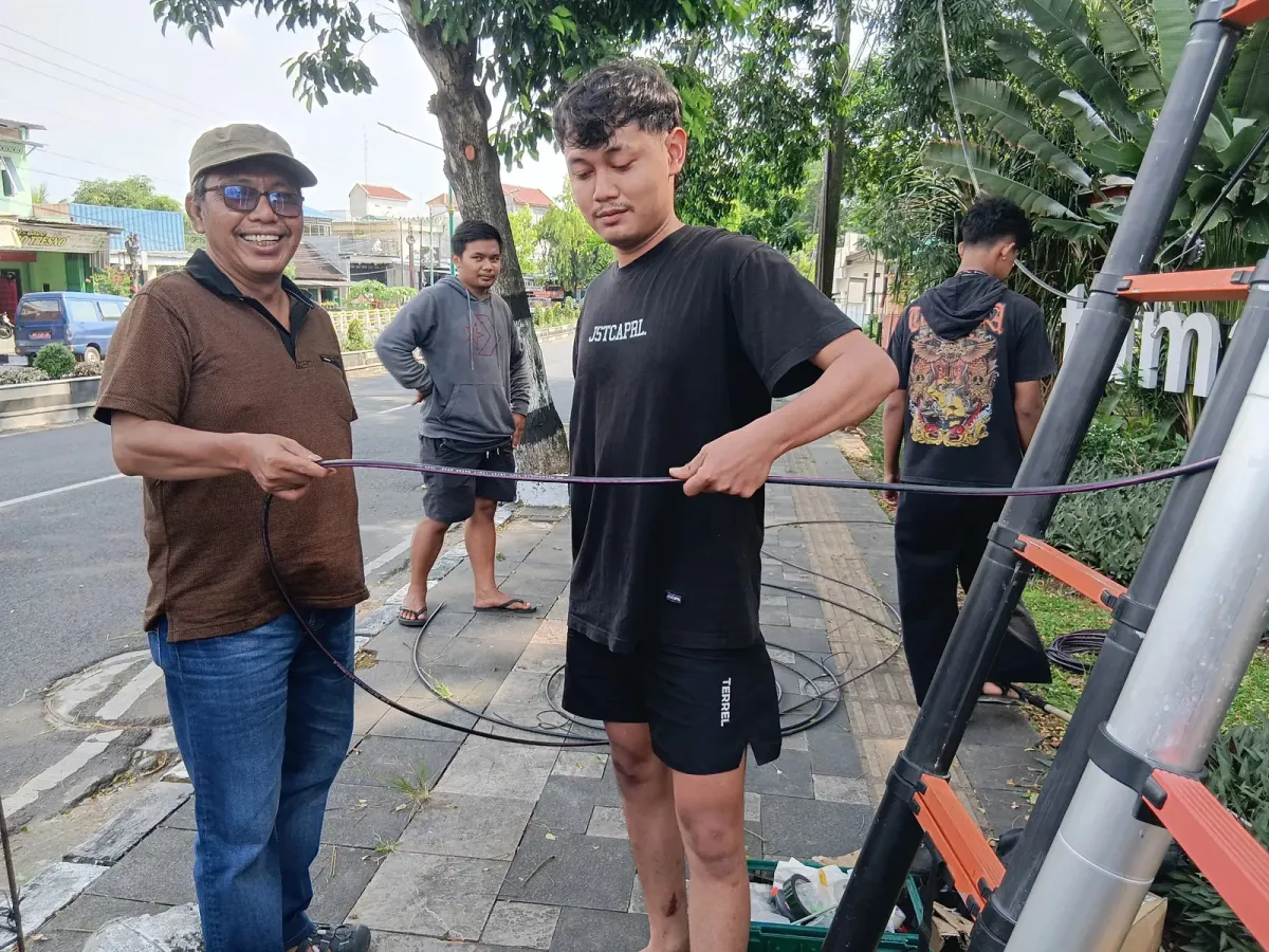 Pasutri Jatuh Usai Tersangkut Kabel Internet Menjuntai di Jalan Raya Sukowati Sragen