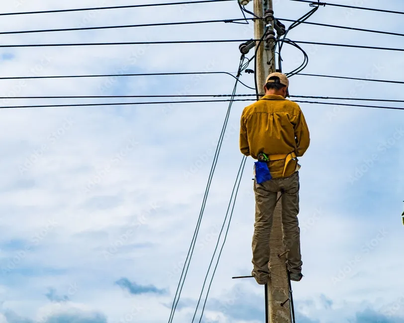 Dua Teknisi Internet Tersengat Listrik Saat Pindahkan Tiang di Lembang, Satu Meninggal