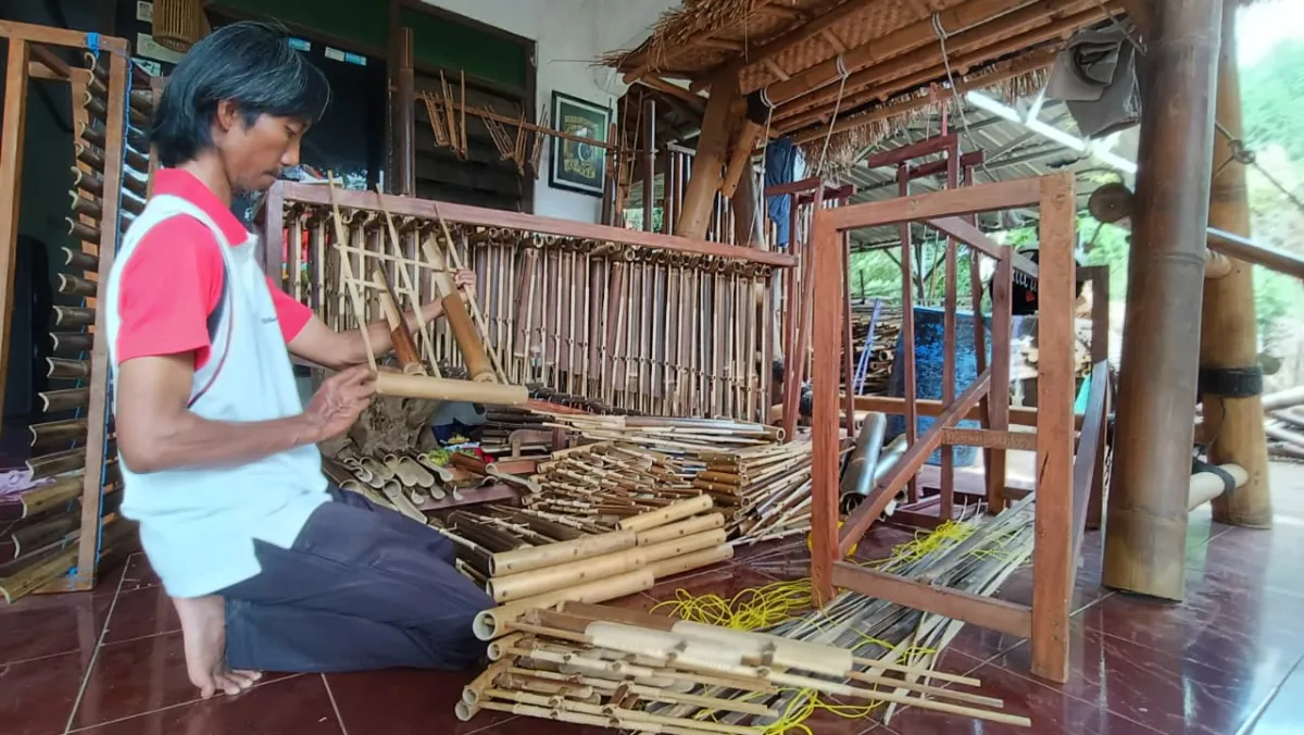 Skripsi Sempat Ditolak, Guru Seni di Jepara Kembangkan Alat Musik dan Kerajinan Bambu