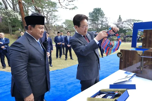 Prabowo Beri Hadiah Pakaian untuk Anjing Presiden Korea Selatan saat Kunjungan ke Seoul
