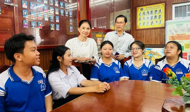Klub Musik Rakyat Tradisional di SMA Nguyen Trung Truc 1 Perkenalkan Warisan Vietnam Selatan kepada Siswa