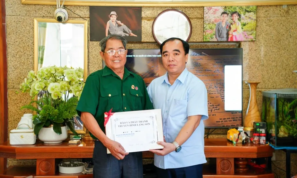 Delegasi Media Provinsi Kunjungi dan Beri Bantuan kepada Keluarga Veteran di Komune Binh Gia