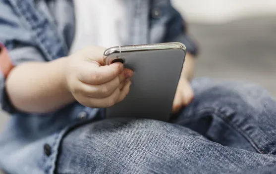 Penggunaan Gadget pada Anak di Era Digital: Perlu Batasan dan Pengawasan Orang Tua
