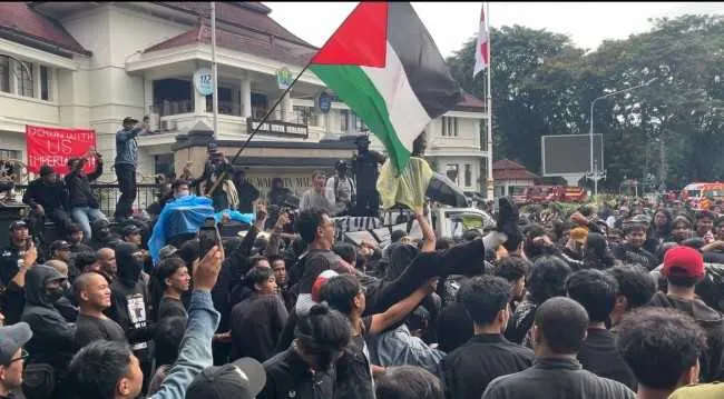May Day di Balai Kota Malang Diwarnai Gigs Hardcore Punk, Kolektif Musik Suarakan Perlawanan atas Pembatasan Ruang Publik