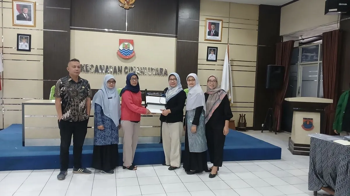 FISIP Unpas Dampingi Warung Mang Dani di Cimahi Utara Gunakan Aplikasi Pencatatan Keuangan SIKUJANG