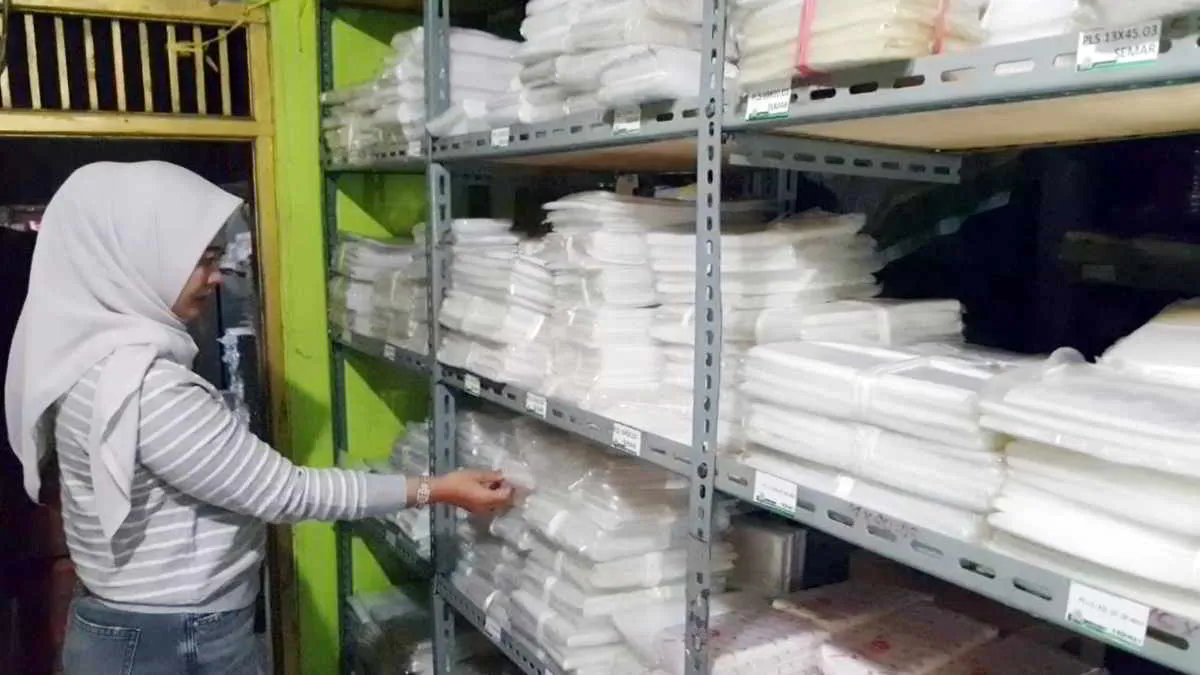 Harga Bahan Baku Plastik di Sumedang Naik Hampir Dua Kali Lipat, Pasokan Impor Tersendat