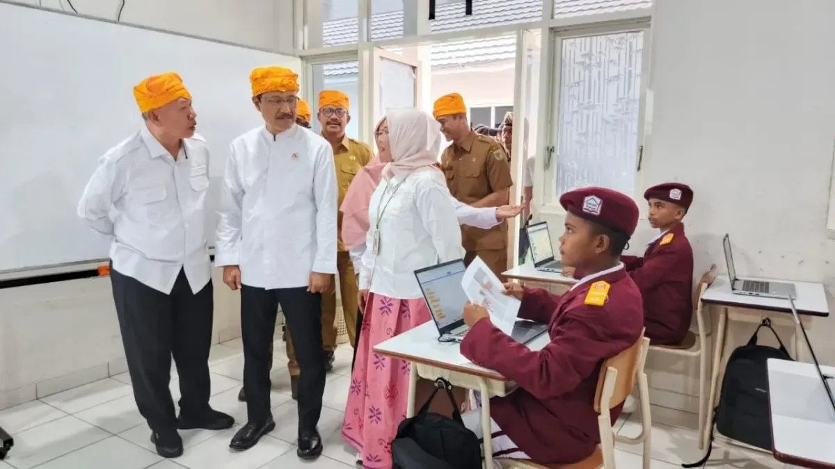 Mensos Tinjau SRMP 22 Sigi, Soroti Pembatasan Smartphone dan Percepatan Gedung Permanen
