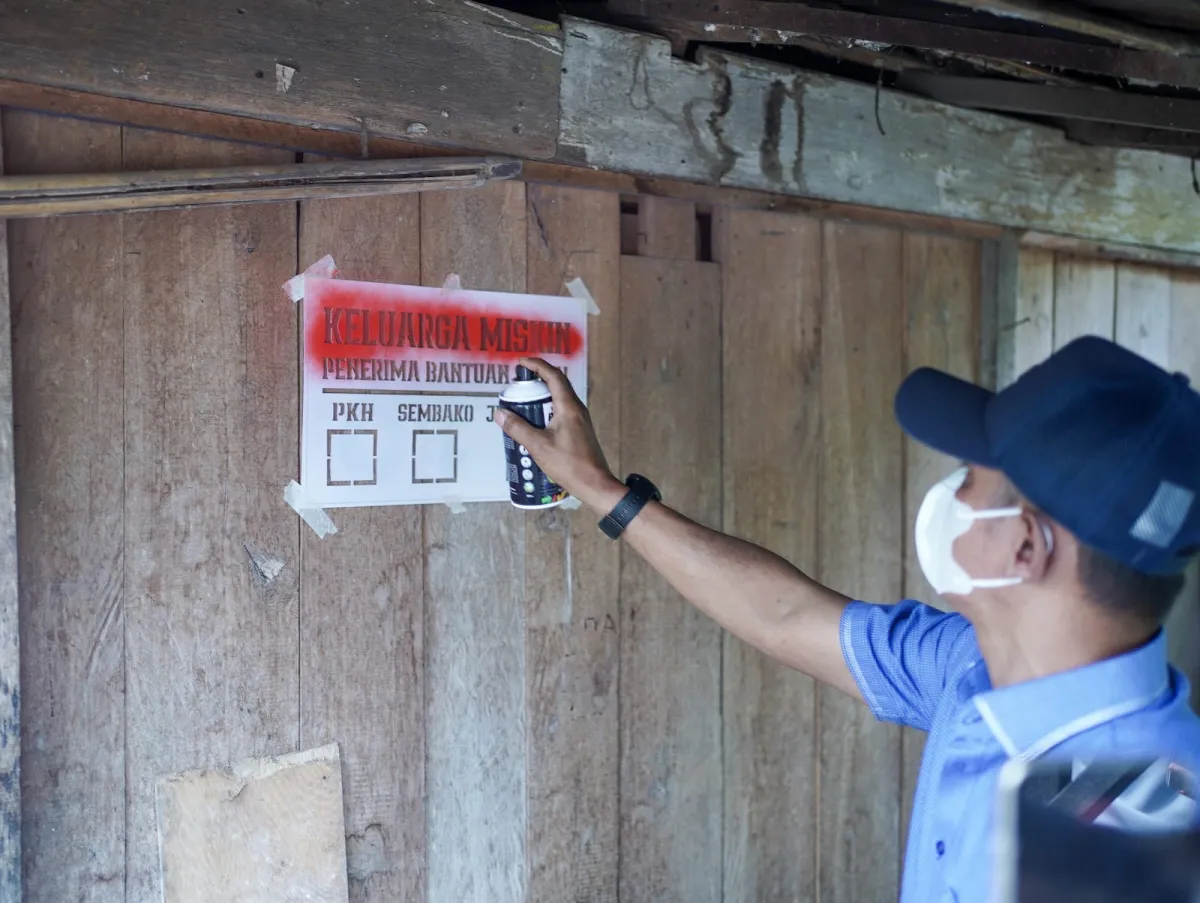Pemkab Solok Tempel Stiker di Rumah Penerima Bansos untuk Perkuat Transparansi