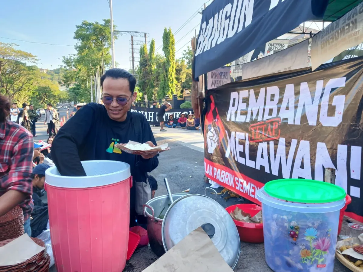 Dapur Umum Swadaya Penuhi Konsumsi Ratusan Peserta Aksi Jateng Guyub di Depan Kantor Gubernur