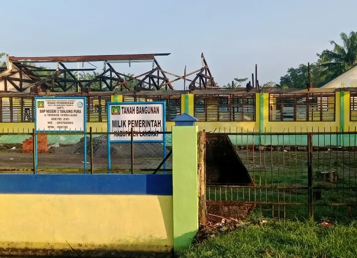 Rehab Gedung SMPN 3 Tanjung Pura Disorot karena Plank Proyek Tak Terpasang, LSM Minta Transparansi