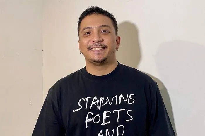 Sal Priadi Ungkap Pengalaman Kerja Kantoran dan Proses Garap Soundtrack Film Monster Pabrik Rambut