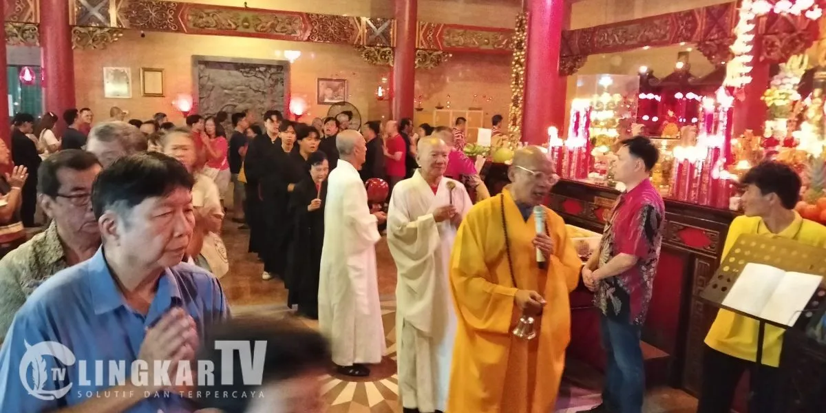 Ratusan Umat Tri Dharma Gelar Doa Bersama di Klenteng Kebon Jeruk Semarang, Panjatkan Harapan Perdamaian