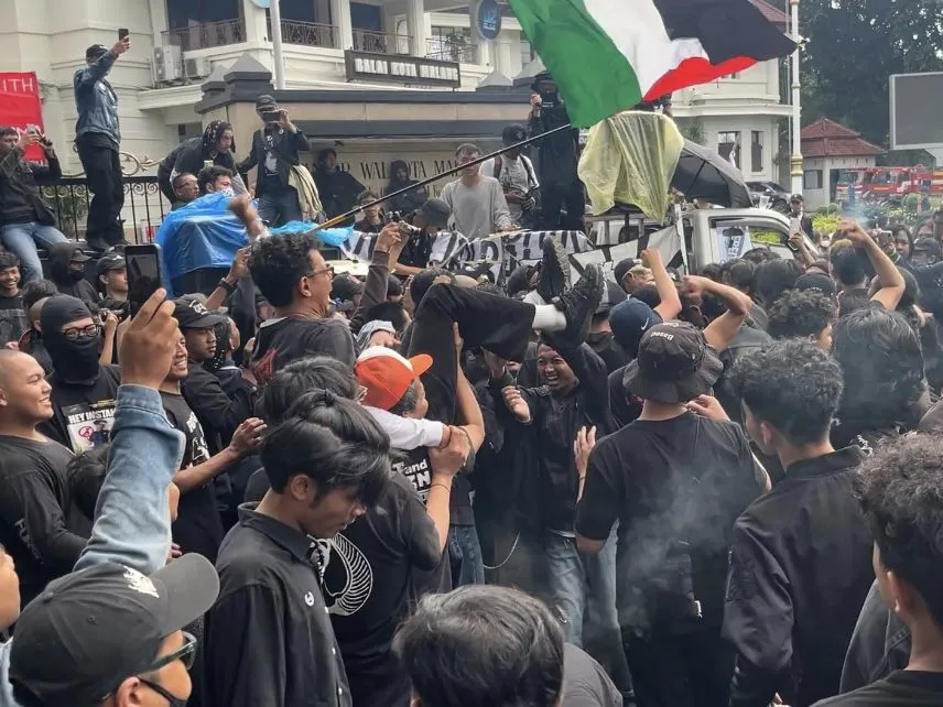 May Day di Balai Kota Malang Diwarnai Gigs Jalanan, Kolektif Hardcore-Punk Suarakan Ruang Publik