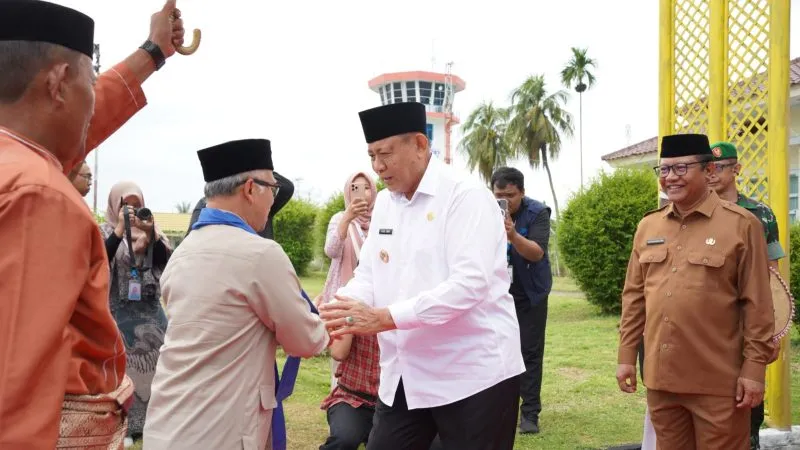Wamendikdasmen Atip Latipulhayat Disambut Adat Mopotilolo, Jalani Agenda Dua Hari di Gorontalo