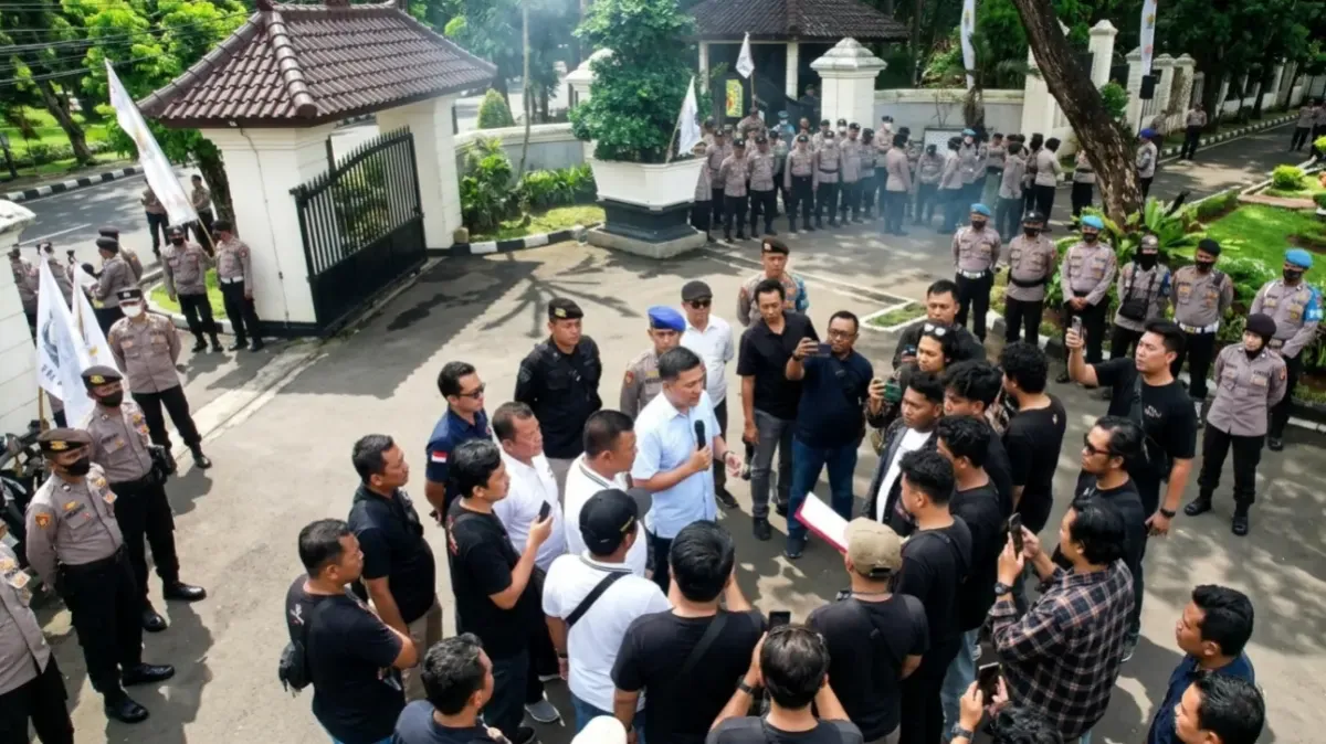 Mahasiswa Cirebon Demo di Kantor Bupati, Soroti Jalan Rusak dan Sampah serta Tuntut Transparansi APBD