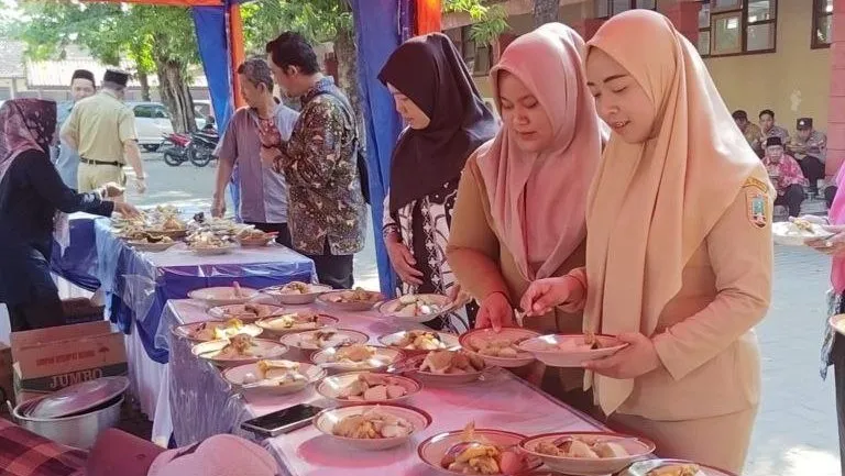 Harkopnas ke-79 di Rembang Diisi Pembagian 400 Paket Sembako dan Tradisi Ngralisi Lontong Tuyuhan