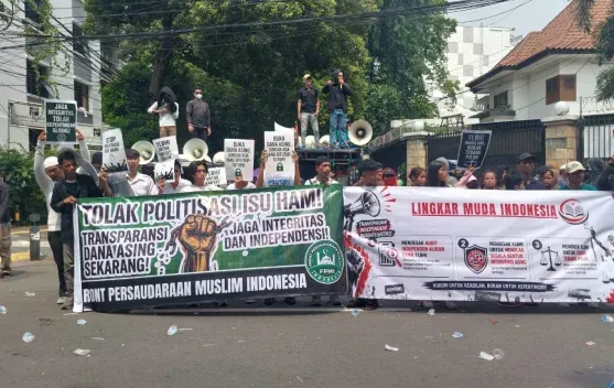 Ratusan Massa Berunjuk Rasa di Depan Kantor YLBHI, Desak Transparansi Pendanaan