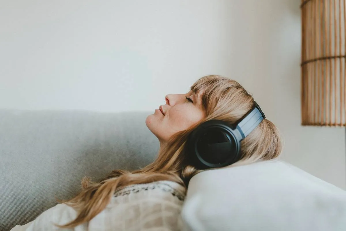 Mendengarkan Musik Sebelum Tidur Disebut Dapat Membantu Atasi Insomnia Tanpa Obat