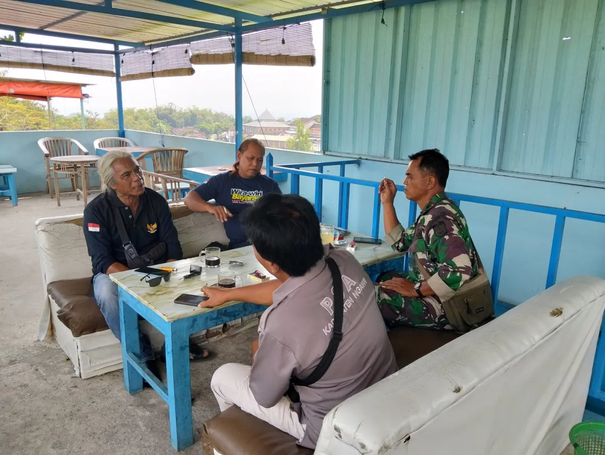 Danramil Sine Gelar “Ngopi Bareng” dengan Media untuk Perkuat Transparansi dan Akuntabilitas