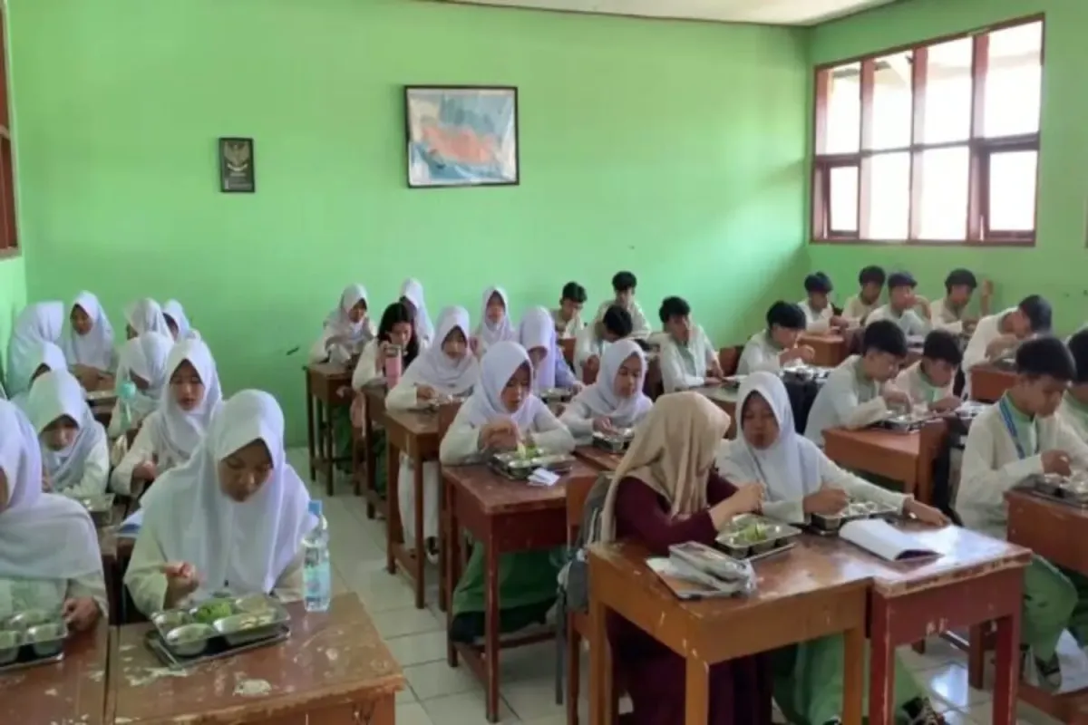 Siswa SMPN 12 Sukabumi Antusias Ikuti Program Makan Bergizi Gratis, Menu Dievaluasi Berkala