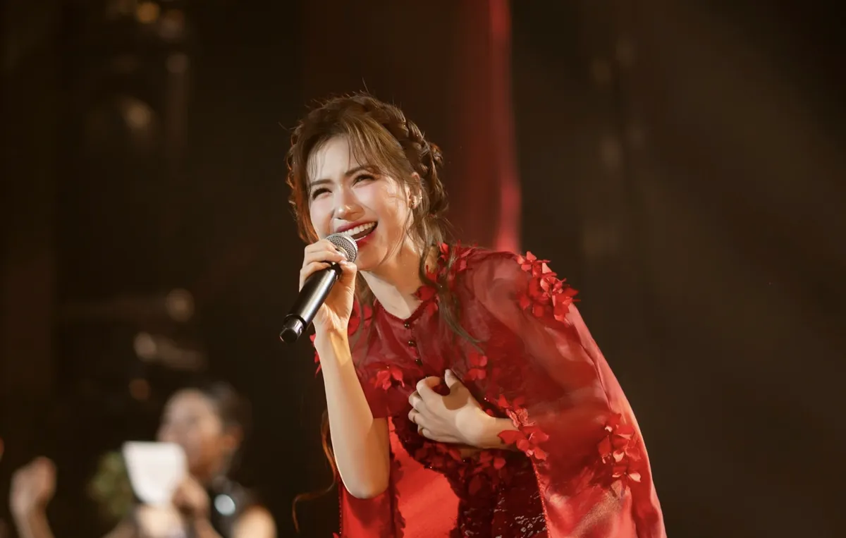 Hoa Minzy Tampil di Festival “Echoes of the Homeland” Hanoi, Libatkan 500 Penari