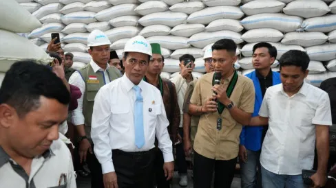 Mentan Tinjau Gudang BULOG di Jatim, Stok Beras Pemerintah Disebut Capai 4,9 Juta Ton