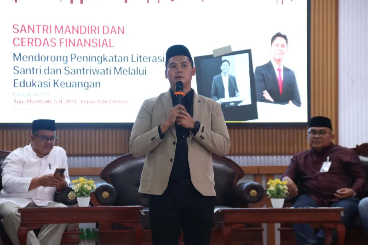 OJK dan BSI Edukasi Literasi Keuangan Syariah kepada Santri Husnul Khotimah Kuningan