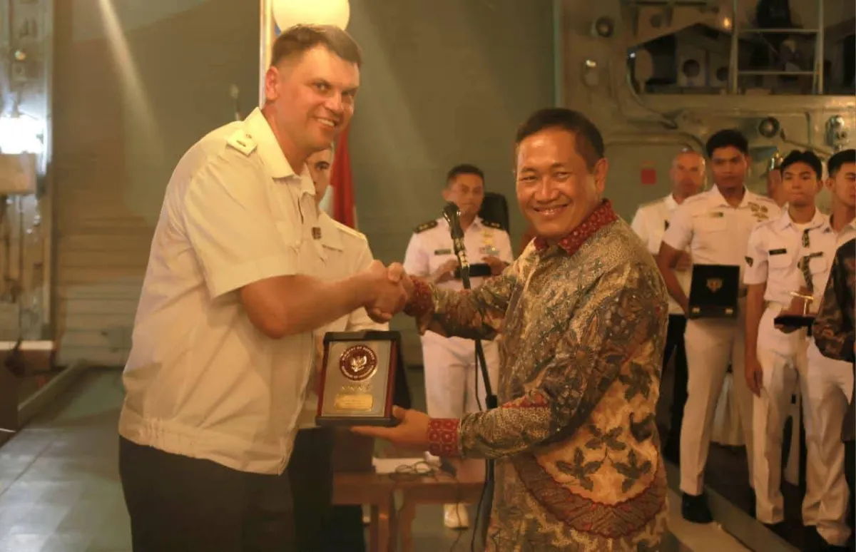Wamenhan Lakukan Kunjungan Kehormatan ke Kapal Perang Rusia