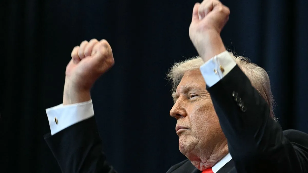 Cek Fakta: Video Donald Trump Mengibarkan Bendera Putih Saat Turun dari Pesawat Disebut Konten Manipulatif