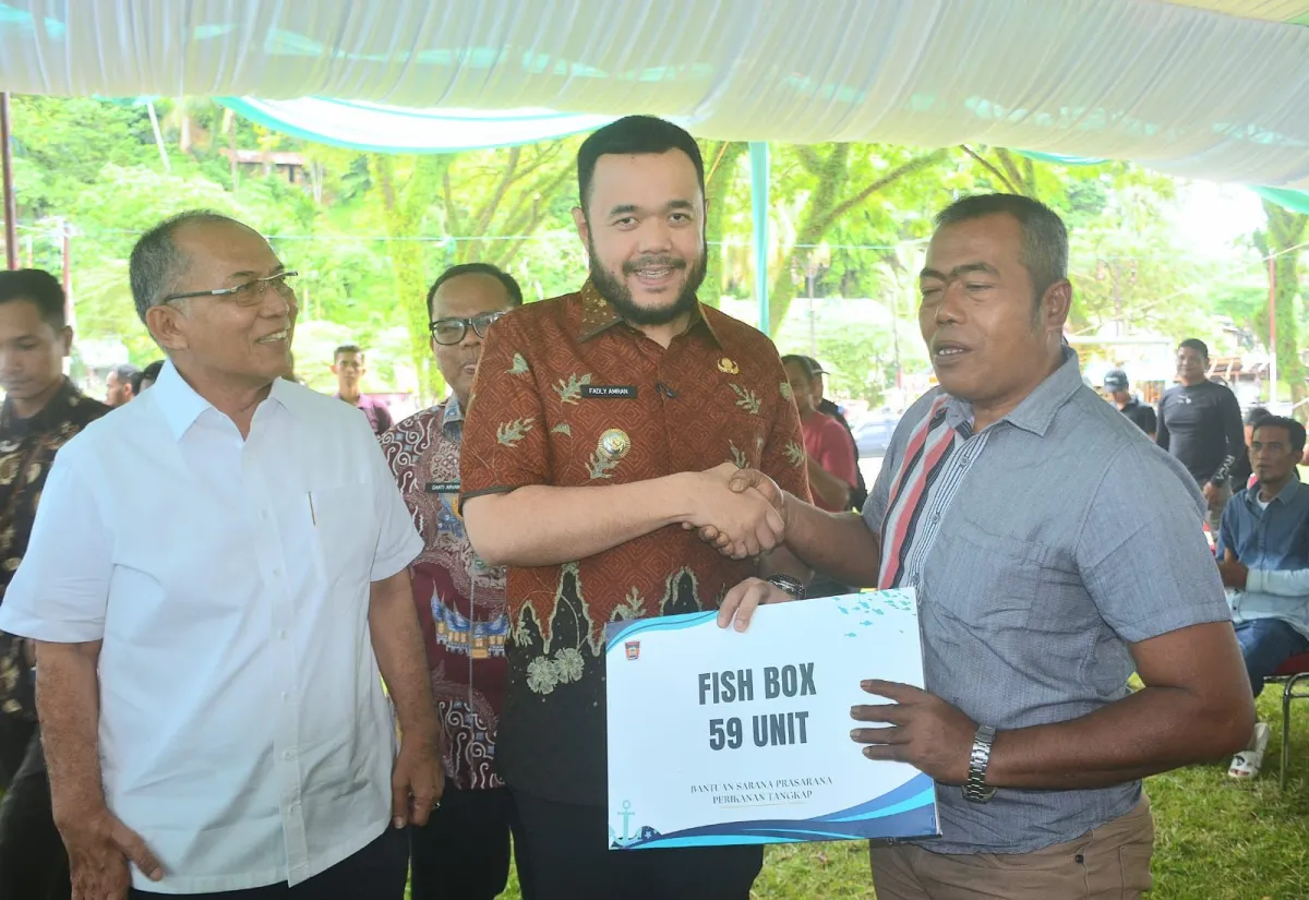 Agenda Wali Kota Padang Fadly Amran: Penyerahan Bantuan Rumah Rusak hingga Pertemuan di Disbud Sumbar