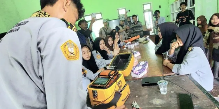 Komdigi Gelar Pelatihan Internet dan Fiber Optik bagi Siswa di Kampung Internet Praya Barat