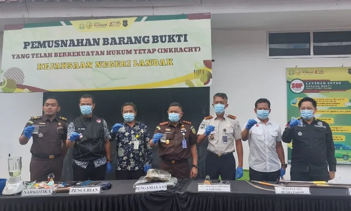 Kejari Landak Musnahkan Barang Bukti dari 27 Perkara Pidana yang Sudah Inkracht