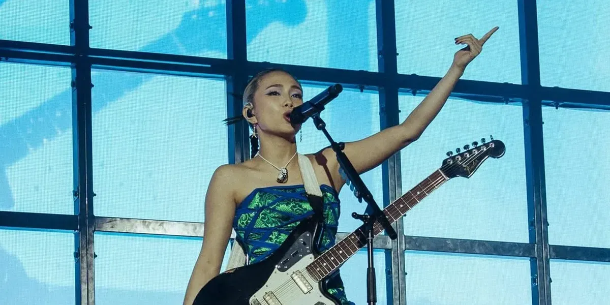 Makna Lagu "Buzz" NIKI: Antisipasi, Gairah, dan Krisis Identitas di Album Terbaru