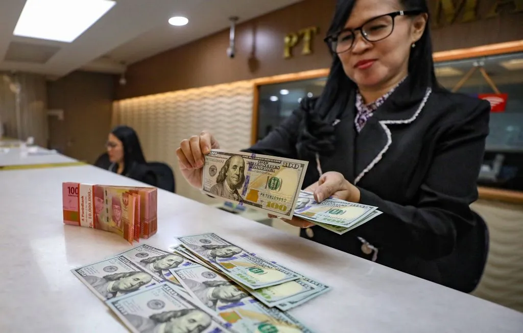 Sentimen Global Tekan Rupiah, Ditutup Melemah ke Rp16.997 per Dolar AS