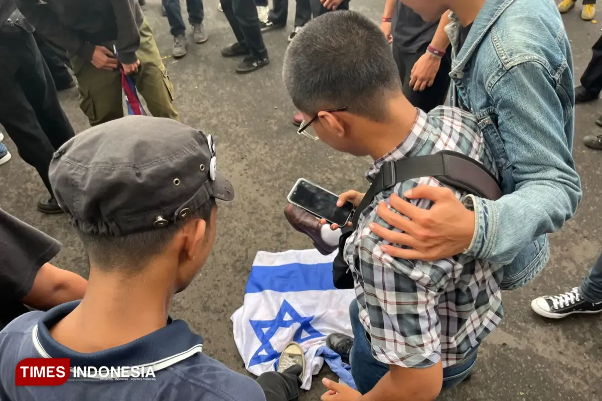 May Day di Balai Kota Malang Diwarnai Aksi Musik Jalanan dan Pembakaran Bendera AS-Israel