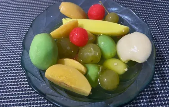Manisan Buah Lengkap di Street Food Manukan Surabaya Ditawarkan Rp25 Ribu per Porsi