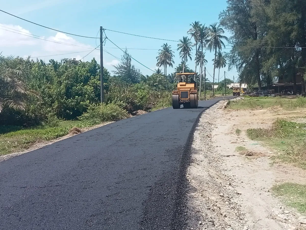 Dinas PUPR Aceh Barat Aspal Ruas Jalan Samudra II Menuju Wisata Kuliner Pantai Batee Puteh