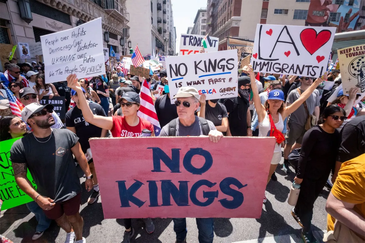 Aksi “No Kings” dan Tekanan Ekonomi Memunculkan Retakan di Dalam AS