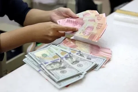 Rupiah Diprediksi Tertekan Pekan Depan, Berpotensi Mendekati Rp17.100 per Dolar AS