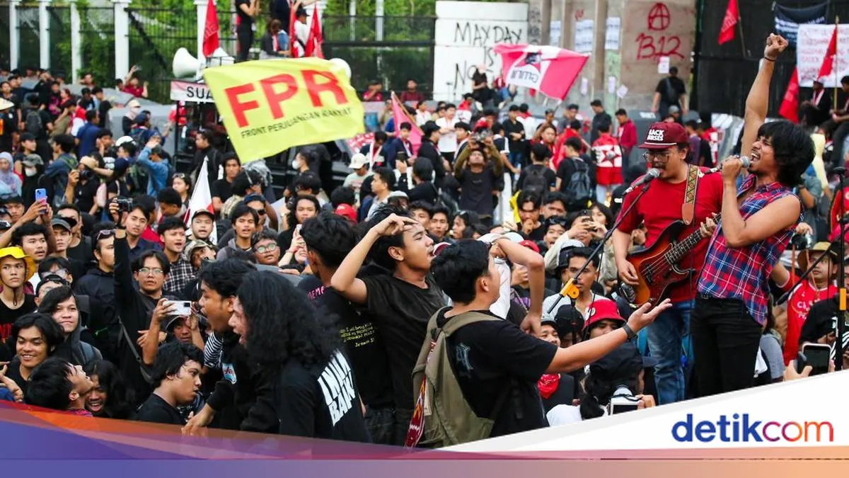 Musik dari Atas Truk Meriahkan Aksi May Day di Depan Gedung DPR