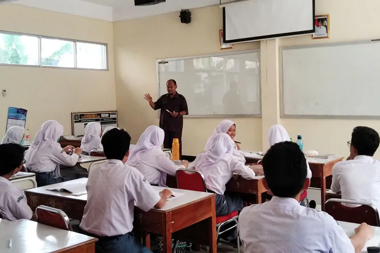 Pemprov Jatim Terapkan Pembatasan Penggunaan Gadget di SMA, SMK, dan SLB